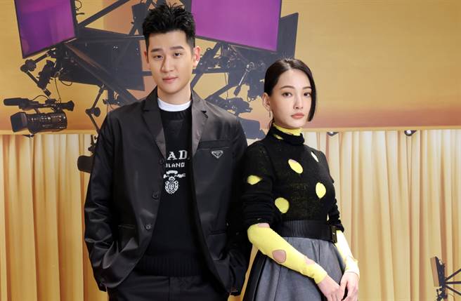 台湾男星周兴哲（左）与气质女神林映唯（右）近日出席 Prada 2021春夏男女装系列发表会。（图／品牌提供）