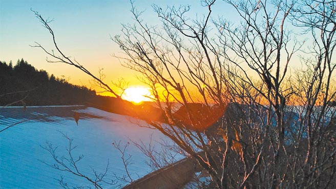 13日清晨太平山上出现「雪地旭日」的美景。（罗东林管处提供／胡健森宜兰传真）
