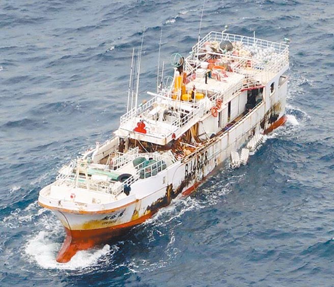 永裕兴18号渔船救援行动十分困难，船上人员至今仍是生死未卜。（苏澳区渔会提供／胡健森宜兰传真）