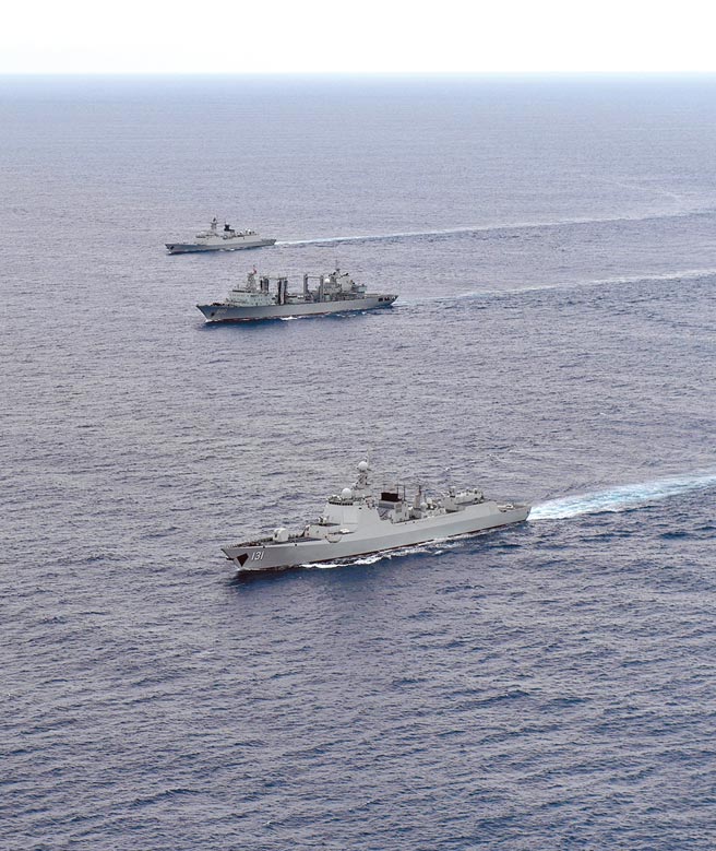 圖為中國海軍進行編隊協同訓練。（中新社）