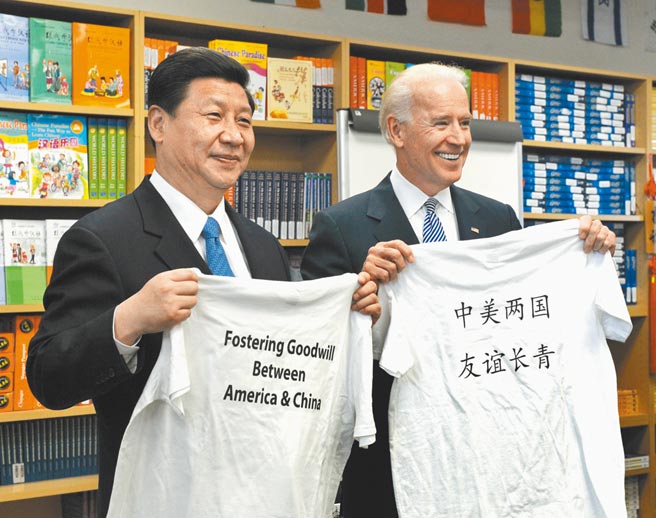 2012年時任美國副總統拜登與中國國家副主席習近平，一起參觀洛杉磯國際研究學習中心，交換印有「中美兩國 友誼長青」字樣Ｔ恤衫。（新華社）