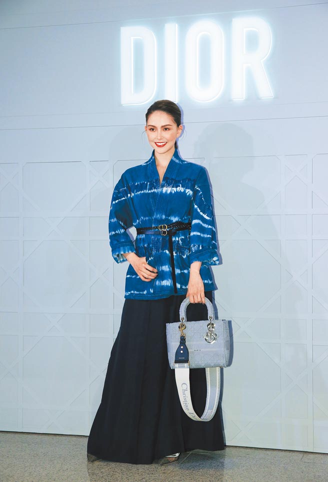 昆凌穿扎染不怕撞衫，Dior 2021春夏扎染丹寧蓝繫带外套、深蓝色丝质裤裙、黑色皮革编织腰带均价格店洽、J,adior黑色点绣缎带高跟鞋3万7000元、Lady D-Lite石灰色帆布中型包14万元、Christian Dior灰色刺绣帆布宽背带3万4000元。（罗永铭摄）