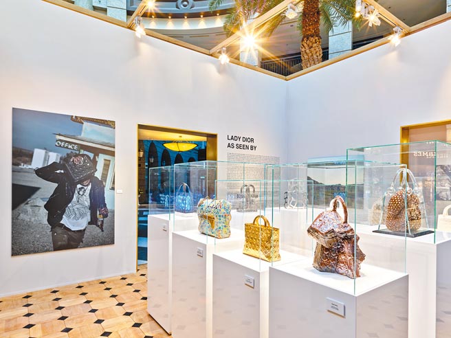 Lady Dior期间限定店内部艺术空间也展出过去关于Lady Dior艺术展作品。（Dior提供）