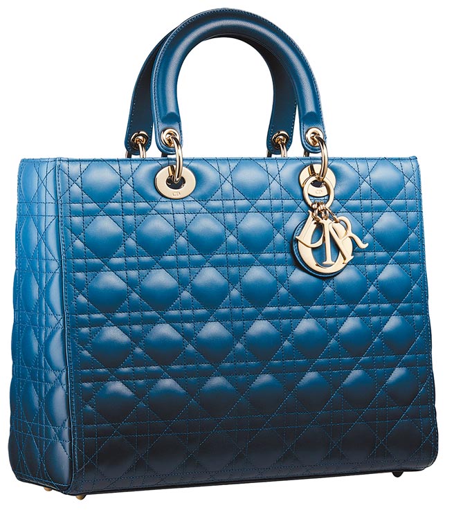 Lady Dior渐层蓝藤格纹小羊皮大型提包（限定店独家）19万元。（Dior提供）