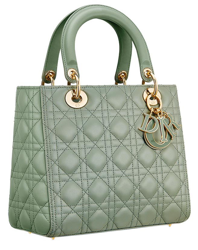 Lady Dior石灰色藤格纹小羊皮中型提包与珐琅吊饰（限定店独家）16万元。（Dior提供）