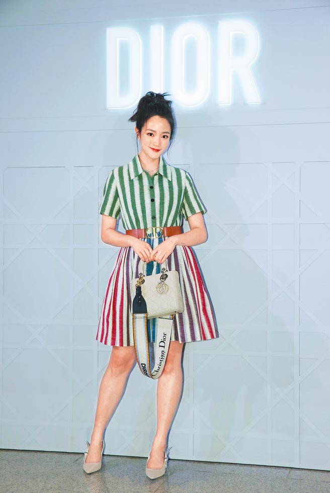 王净尝试鲜艳色调，Dior 2021春夏彩色条纹洋装价格店洽；米色衬裤3万4000元、J,adior粉肤色跟鞋3万1000元、30 Montaigne小牛皮腰带2万9000元、CD米色刺绣帆布背带3万4000元。（罗永铭摄）