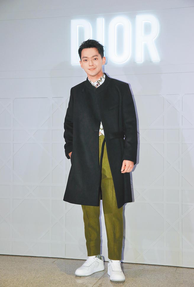 曾宇谦首度出席精品活动，穿Dior 2021夏季系列黑色喀什米尔大衣11万5000元、卡其色羊毛长裤价格店洽、Dior Oblique蓝色棉袜1万500元、多彩缇花衬衫4万1000元、白色Oblique Galaxy低筒休閒鞋3万2000元。（罗永铭摄）