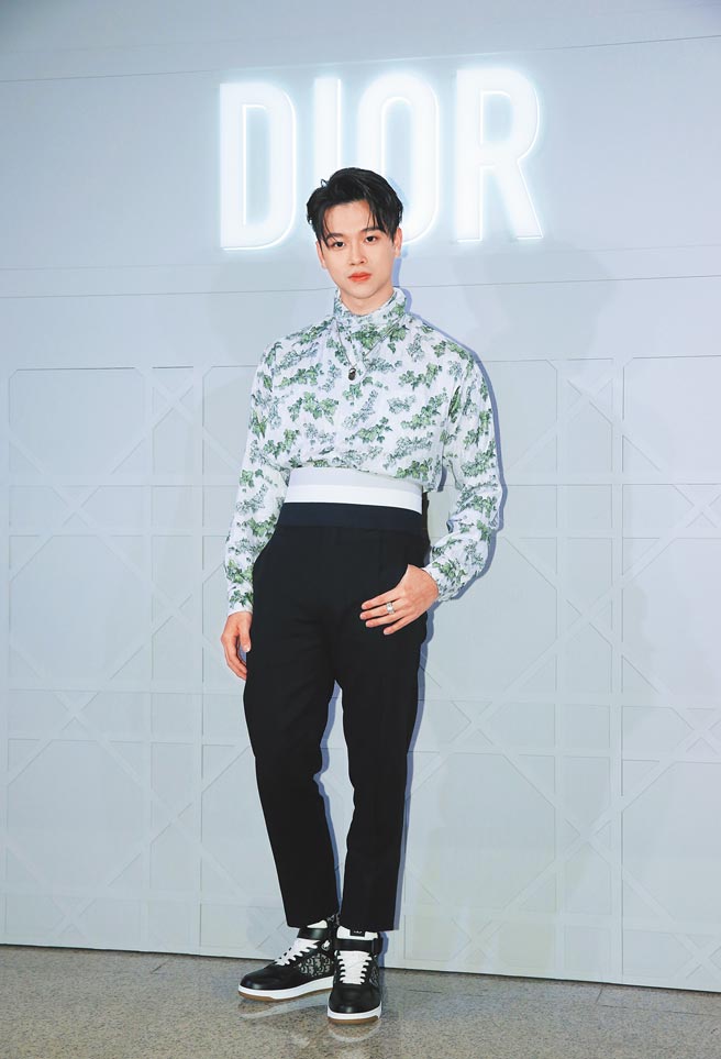 高尔宣下身紧了一下，穿Dior 2021夏季绿色花卉丝质衬衫、黑色棉质长裤均价格店洽、黑白灰腰封2万7000元、Dior Oblique黑色缇花棉袜1万500元、Dior Oblique缇花中筒休閒鞋3万7000元、CD黄铜项炼2万1000元。（罗永铭摄）