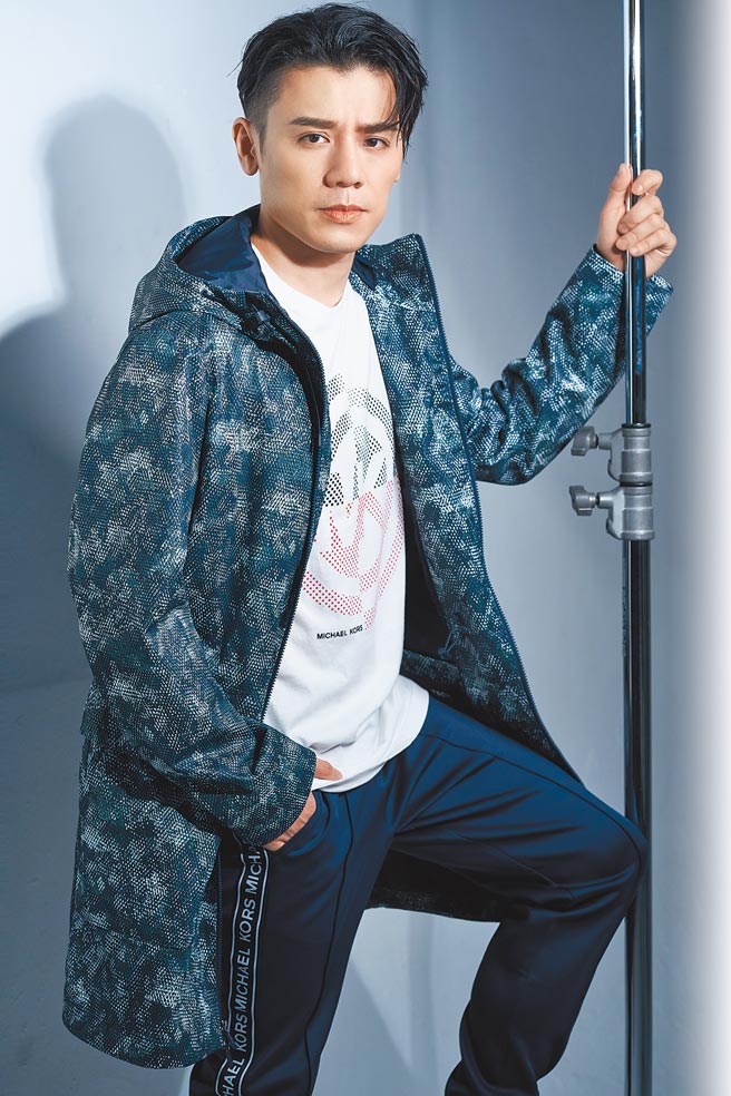 邱志宇就爱穿着休閒轻松，穿搭MMK迷彩长版外套2万5100元、 Logo白色T-Shirt 2500元、深蓝色运动裤6500元。（JOJ PHOTO摄）