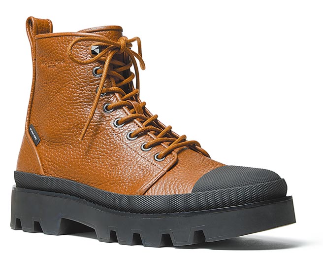 MMK驼色皮革高筒靴，1万1400元。（MMK提供）