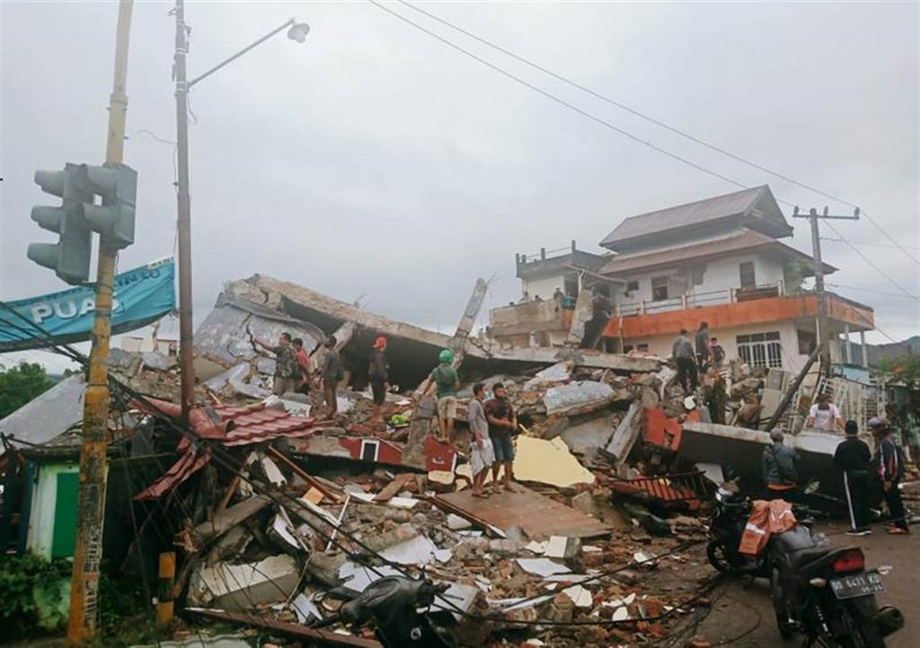 印尼苏拉威西岛（Sulawesi island）遭6.2强震侵袭，至少导致3死24伤，图为当地房屋坍塌的状况。（美联社）(photo:ChinaTimes)