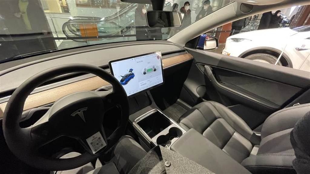 Tesla Model Y 韓國登場！百人排隊爭睹，上市消息可能在本月底公布