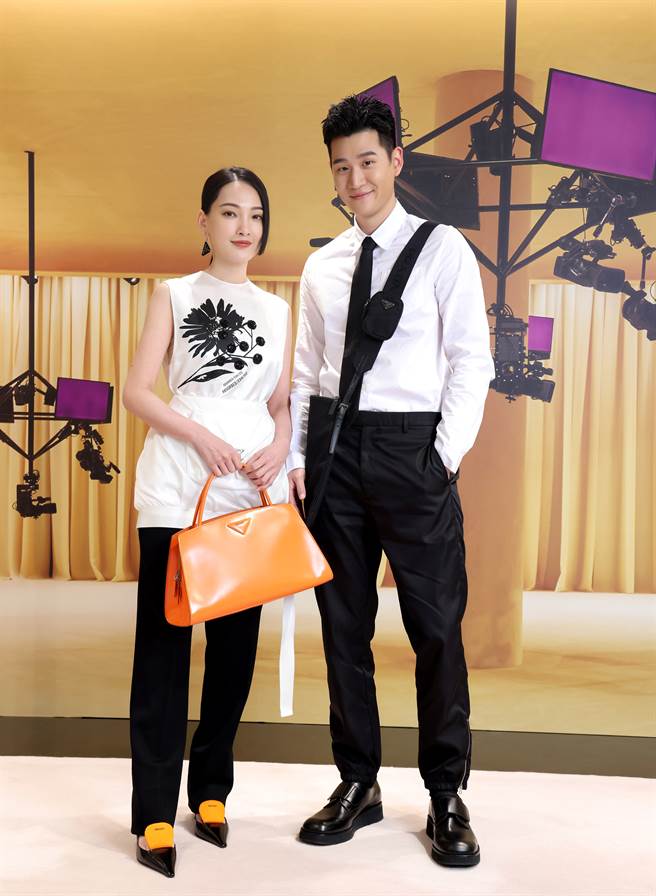 男士服装轮廓俐落且修身，採用Prada 尼龙和弹性材质等创新面料，并与传统西装面料并存；女装系列中的同款面料则被赋予高级订制的量感及工艺。（图／品牌提供）