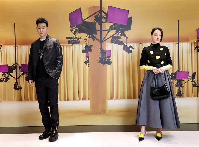 Prada 2021 春夏女装系列以不同面料构成：平纹针织面料、抓毛绒、再生尼龙、绣花duchesse缎料、中式塔夫绸。（图／品牌提供）