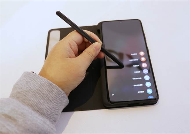 三星Galaxy S21 Ultra成為首款支援S Pen的Galaxy S系列手機。（黃慧雯攝）