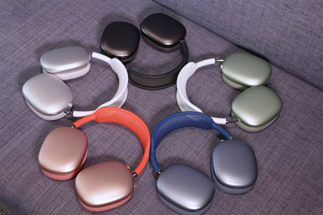 5色AirPods Max （太空灰色、银色、天蓝色、绿色与粉红色）。（黄慧雯摄）