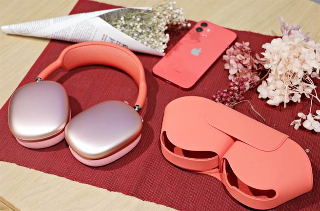 粉红色AirPods Max看起来跟iPhone 12的红色颇为接近。（黄慧雯摄）