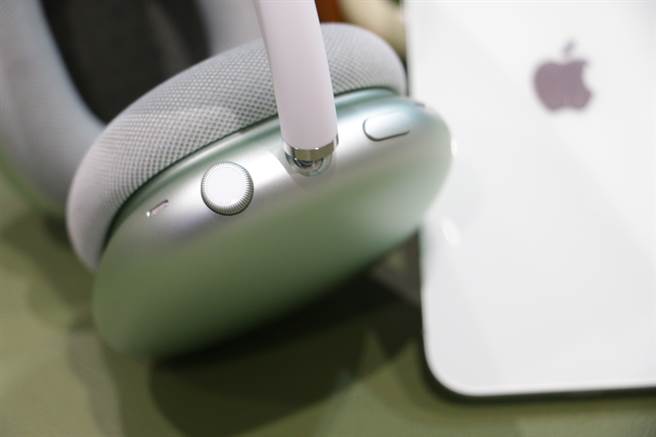 AirPods Max右侧有数位旋钮以及可切换通透/降噪模式的按钮。（黄慧雯摄）