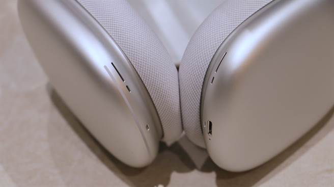 AirPods Max底部的充电孔。（黄慧雯摄）