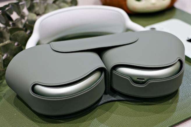 聪颖耳机套预留了充电孔的位置，收纳方向正确便可顺利充电。（黄慧雯摄）