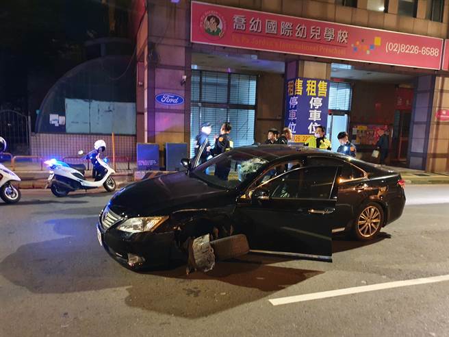 28歲陳姓通緝犯今（15日）凌晨0時許，開車行經路檢點加速逃逸，最後撞擊另一台汽車後遭逮。（葉書宏攝）