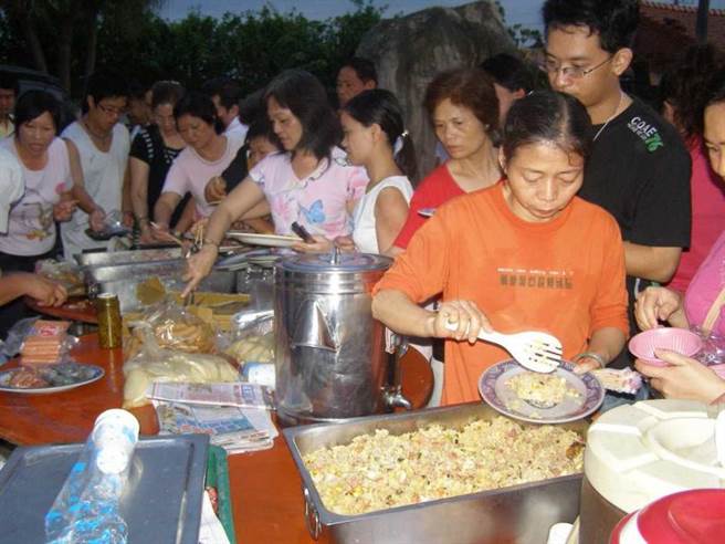 为了破除谣言，新屋主特地举办联欢晚会，邀请乡亲共襄盛举。