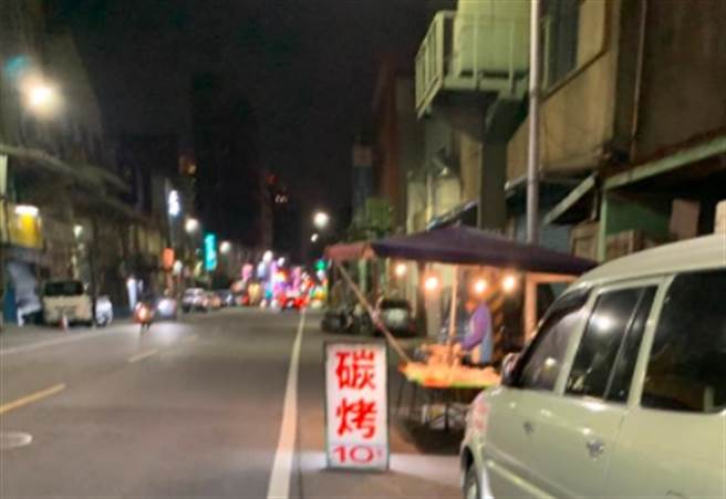 男网友在路边惊见「碳烤10」，因为许久没看到10元碳烤店了，便兴奋走近查看，结果却发现10旁边的单位是年。（图／翻摄自《新·路上观察学院》）