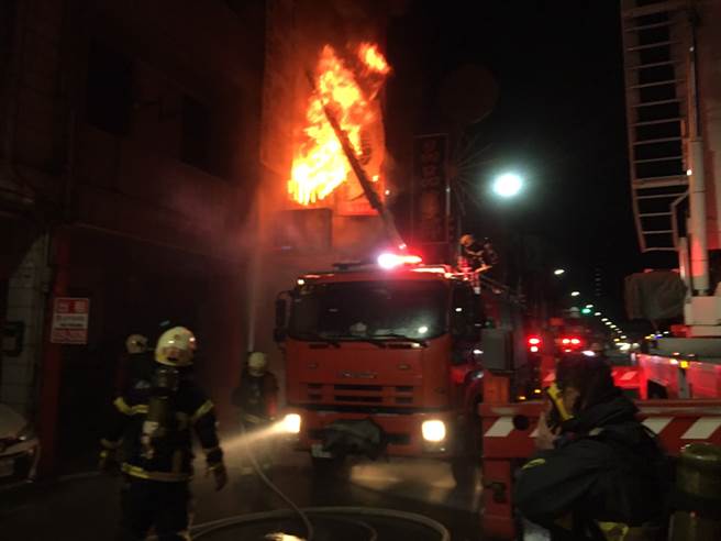 高雄恶火勇妈抱婴坠落，一岁女婴宣告不治累计4死。(刘宥庭／高雄传真)