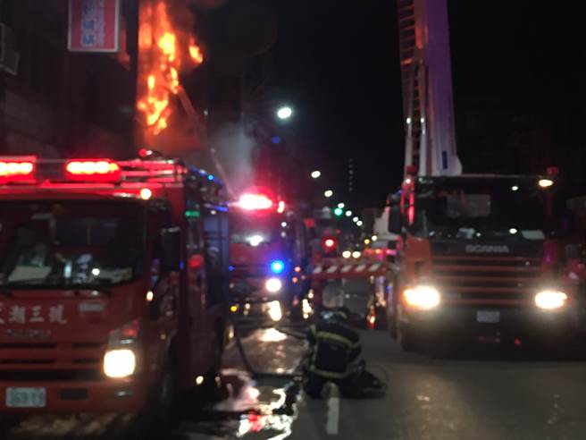 凤山凌晨恶火，母抱女跳楼逃生，酿3死1重伤。(刘宥廷／高雄传真)