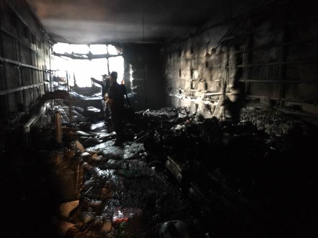 凤山凌晨恶火，母抱女跳楼逃生，酿3死一重伤。(刘宥廷／高雄传真)