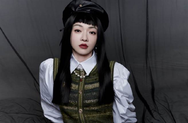 吳謹言在剛曝光的新寫真中，以二次元及黑白風格彰顯個人特色，更展現超強時尚表現力。（圖／摘自微博@吳謹言）
