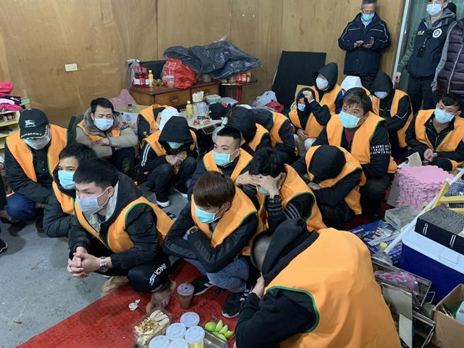 查获主嫌阮姓移工等6人与赌客26人。（姜霏翻摄）