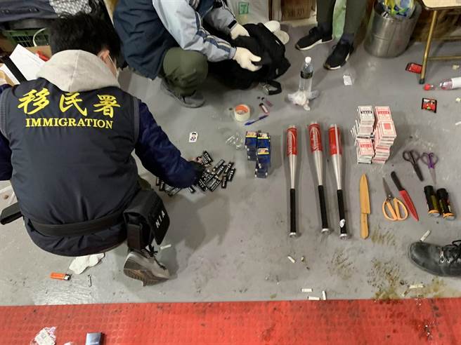 当场查扣赌具、帐册、把风对讲机、犯案手机、赌资220万4600元及当日抽头金27万3000元。 （姜霏翻摄）