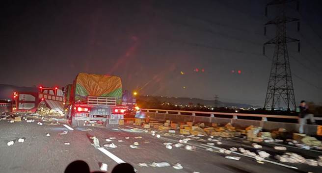 3车连环大追撞，全联结车翻覆，车内泡麵弹飞掉落满地。（彰化踢网提供／吴敏菁彰化传真）