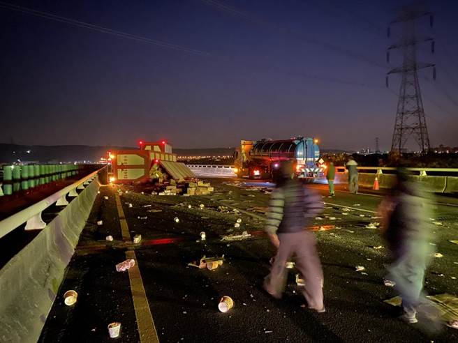 3车连环大追撞，全联结车翻覆，车内泡麵弹飞掉落满地。（彰化踢网提供／吴敏菁彰化传真）