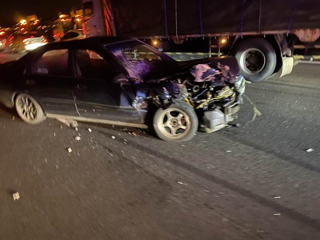 轿车车头全毁。（彰化踢网提供／吴敏菁彰化传真）