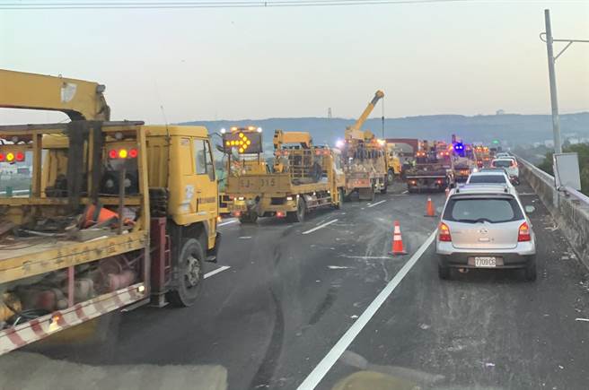 国道大追撞，3线车道封闭，拖吊车集结庞大车阵救援。（国道三队提供／吴敏菁彰化传真）