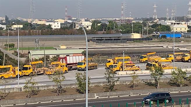 国道大追撞，3线车道封闭，拖吊车集结庞大车阵救援。（国道三队提供／吴敏菁彰化传真）