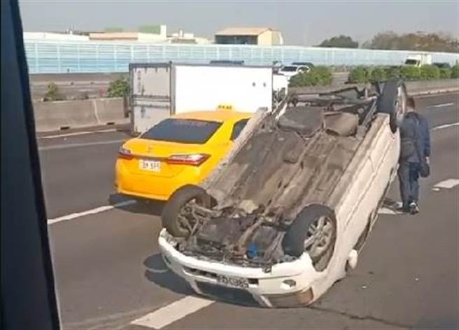 国道1号又发生货车和自小客追撞，轿车4轮朝天，驾驶受困。（彰化踢爆网提供／吴敏菁彰化传真）