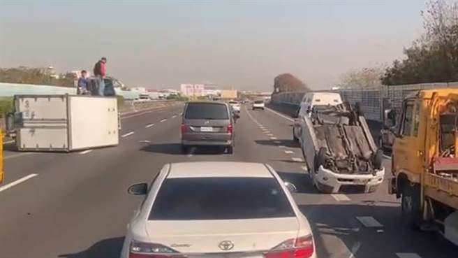 国道1号又发生货车和自小客追撞，轿车4轮朝天，驾驶受困。（彰化踢爆网提供／吴敏菁彰化传真）