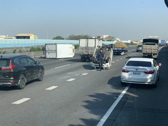 国道1号又发生货车和自小客追撞，轿车4轮朝天，驾驶受困。（彰化踢爆网提供／吴敏菁彰化传真）