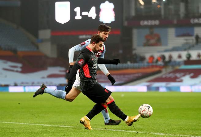 阿斯顿维拉（后）上周以年轻阵容在英格兰足总杯32强对阵利物浦，结果以1比4惨遭淘汰。（路透）