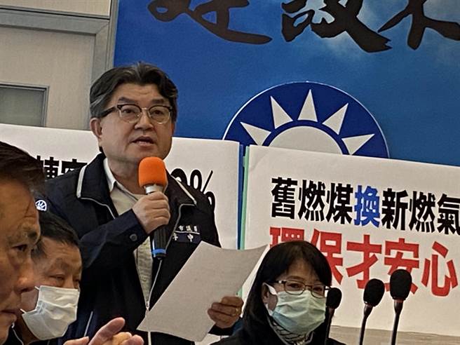 市议员李中抨击，燃煤不但有pm2.5的问题，当中火再加上两台燃烧天然气的机组，未来碳排放量将成为全世界最大的火力发电厂。（卢金足摄）