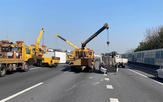 国道1号又发生两部小货车追撞，轿车4轮朝天，驾驶受困，国道交通第三大队出动救援。（国道三队提供／吴敏菁彰化传真）
