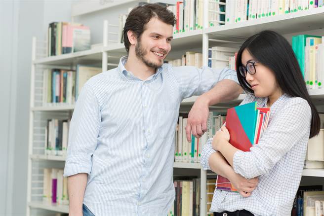 星座運勢網站「星座愛情運勢」點名白羊座、雙魚座、巨蟹座、雙子座最容易被勾引。（示意圖／shutterstock）