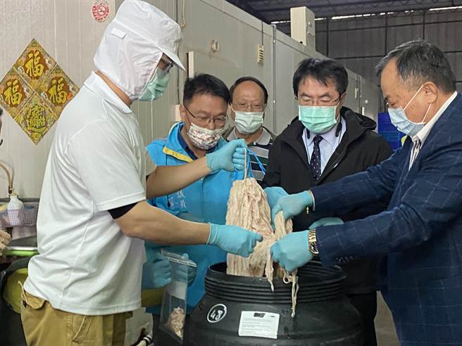 台南市长黄伟哲今天到永一肠衣公司稽查。（曹婷婷摄）