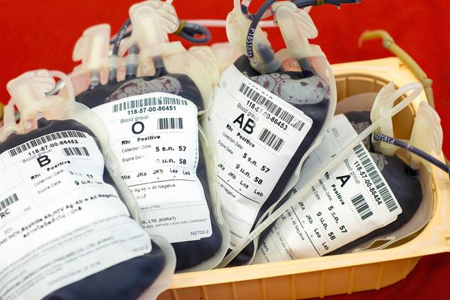 血库见底闹血荒，四种血型都很缺，而台大医院妇产科医师施景中也发文指出，14日晚上捐血中心所供应的血量，只够救1名孕妇。（示意图／Shutterstock）