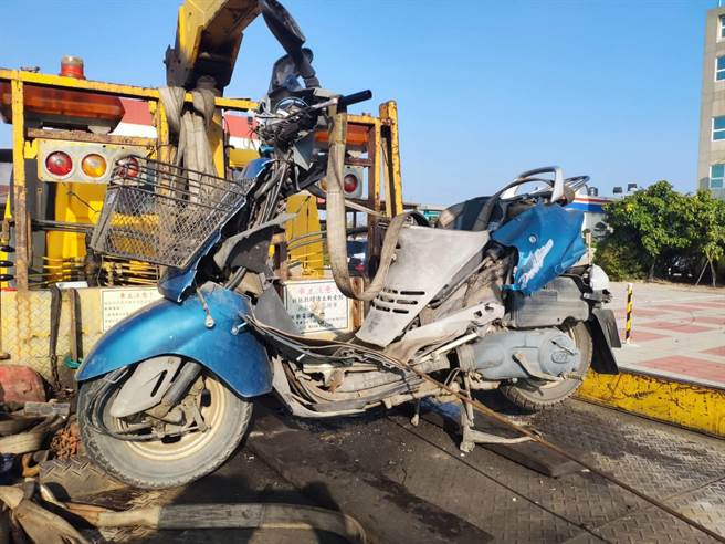 彰化滨海路死亡车祸，机车和大货车对撞，骑机车79岁妇人不治身亡。（民眾提供／吴敏菁彰化传真）