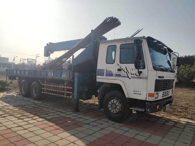 彰化滨海路死亡车祸，机车和大货车对撞，骑机车79岁妇人不治身亡。（民眾提供／吴敏菁彰化传真）