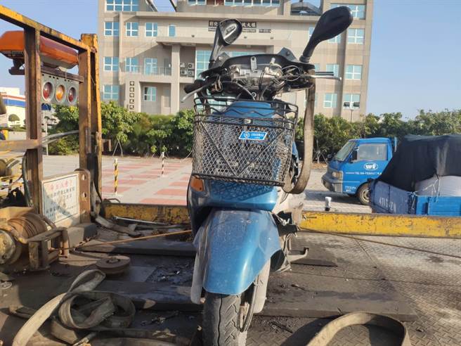 彰化滨海路死亡车祸，机车和大货车对撞，骑机车79岁妇人不治身亡。（民眾提供／吴敏菁彰化传真）